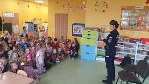 policjantka tłumaczy dzieciom zasady bezpieczeństwa