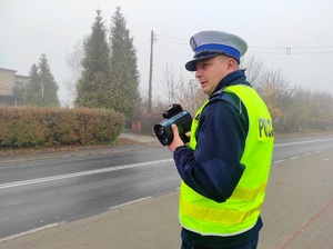 policjant weryfikuje prędkość aut
