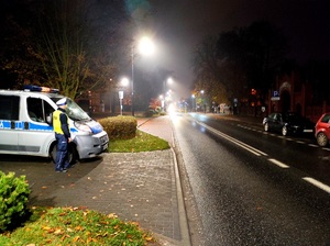 policjant czuwa nad bezpieczeństwem uczestników ruchu