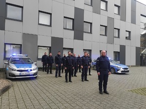 policjanci wykonują przysiady