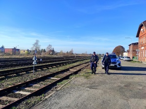 policjanci patrolują tereny kolejowe w celu zapobiegania kradzieżom i niszczeniu mienia