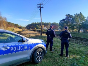 policjanci patrolują tereny kolejowe w celu zapobiegania kradzieżom i niszczeniu mienia