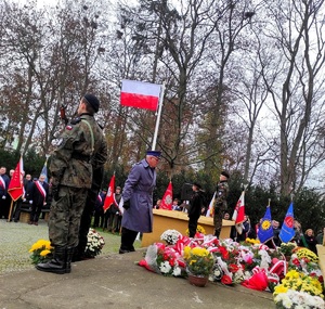 Komendant Powiatowy Policji w Tucholi składa kwiaty pod pomnikiem pomordowanych