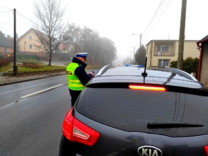 policjant weryfikuje uprawnienia kierowcy