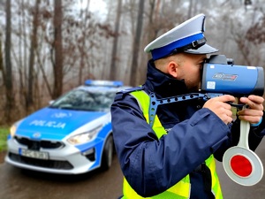 policjant kontroluje prędkość pojazdów