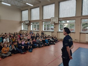 policjantka omawia zasady bezpieczeństwa podczas wypoczynku zimowego