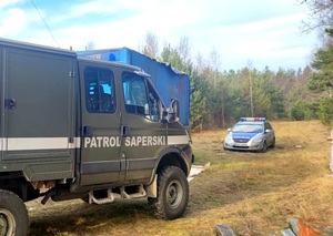 Policjanci i saperzy zabezpieczają miejsce odnalezienia niewybuchu