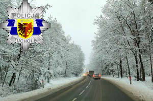 pojazdu poruszają się zaśnieżoną drogą.