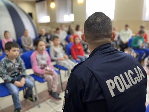 policjant omawia zasady bezpieczeństwa podczas ferii