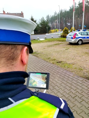 policjant kontroluje lot drona