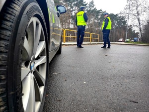 policjanci kontrolują ruch pojazdów