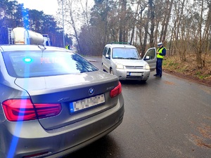 policjant przeprowadza kontrolę drogową