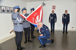 mł. insp. Wiesław Gapa żegna się ze sztandarem