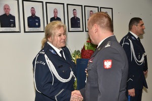 podinspektor Klaudia Ryczek odbiera gratulacje