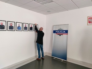 policjant zawiesza pamiątkowe zdjęcie