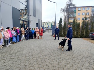 policjanci prowadzą zajęcia z dziećmi