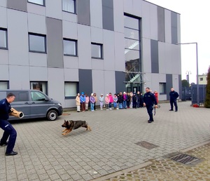 policjanci prowadzą zajęcia z dziećmi