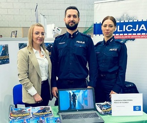 policjanci zachęcają do wstąpienia w szeregi Policji na Powiatowych Targach Pracy