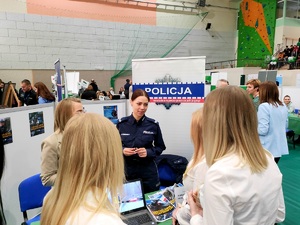 policjanci zachęcają do wstąpienia w szeregi Policji na Powiatowych Targach Pracy