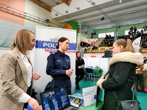 policjanci zachęcają do wstąpienia w szeregi Policji na Powiatowych Targach Pracy