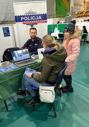 policjanci zachęcają do wstąpienia w szeregi Policji na Powiatowych Targach Pracy