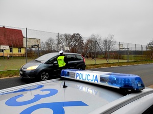 policjanci kontrolują trzeźwość kierowców