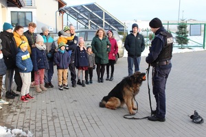 policjant prezentuje umiejętności policyjnego psa służbowego