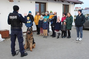 policjant prezentuje umiejętności policyjnego psa służbowego