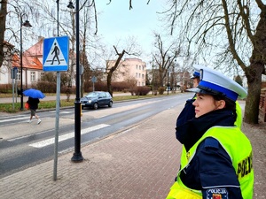 policjanci obserwują ruch kołowy w rejonie przejścia dla pieszych