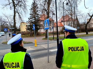 policjanci obserwują ruch kołowy w rejonie przejścia dla pieszych