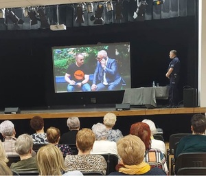 policjant prowadzi zajęcia  z seniorami