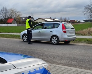 policjanci kontrolują trzeźwość kierowców