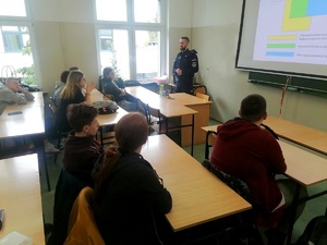 policjant prowadzi zajęcia w szkole