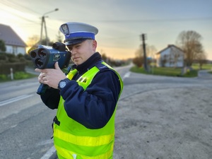 policjanci kontrolują prędkość aut