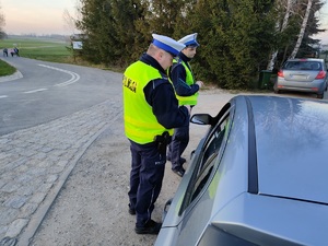 policjanci przeprowadzają kontrolę drogową