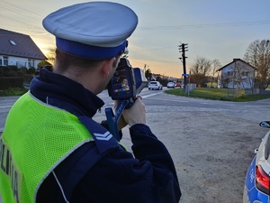 policjanci kontrolują prędkość aut