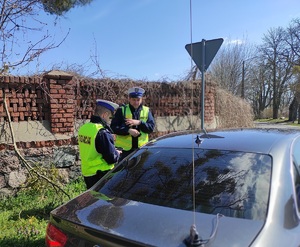 policjanci przeprowadzają kontrole drogową