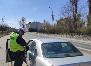 policjant przeprowadza kontrole drogową