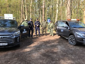 policjanci wraz z leśnikami patrolują tereny leśne