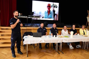 policjanci rozmawiają z seniorami o ich bezpieczeństwie.
fotografia Tygodnik Tucholski