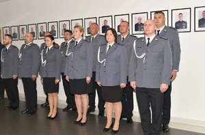 Kadra kierownicza tucholskiej Policji stoi w Izbie Tradycji
