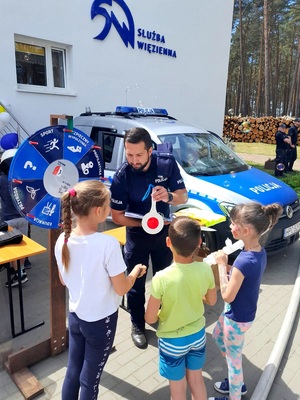 policjanci uczestniczą w obchodach Dnia Dziecka