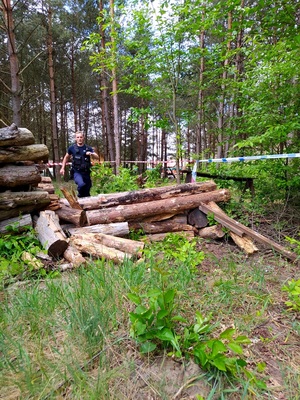 policjant pokonuje tor przeszkód