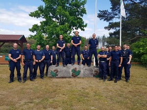 policjanci pozują do pamiątkowego zdjęcia