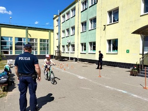 policjanci uczestniczą w egzaminie na kartę rowerową