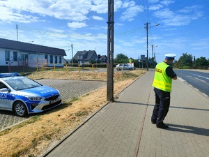 policjant czuwa nad bezpieczeństwem uczestników ruchu drogowego