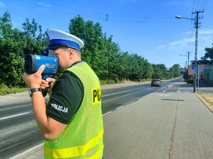 policjant czuwa nad bezpieczeństwem uczestników ruchu drogowego