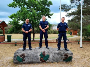 policjanci stoją na podium