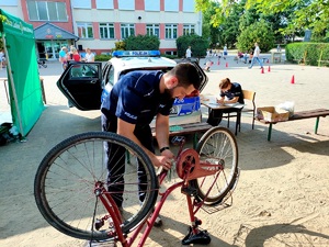 policjanci znakują rowery