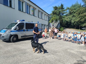 policjant przedstawia służbowego psa